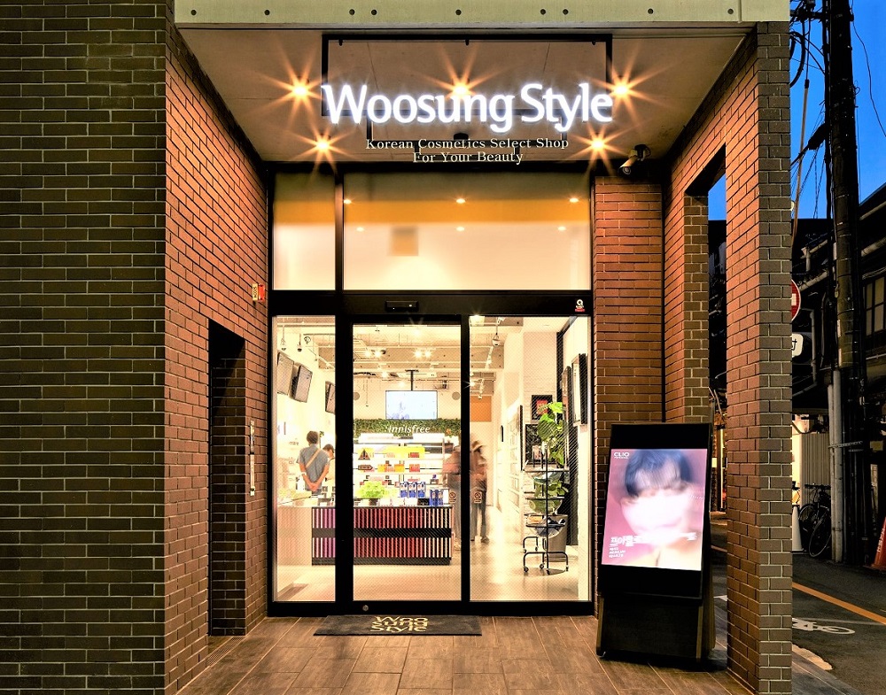 シン・空間研究所の「WoosungStyle/韓国コスメショップ」事例写真